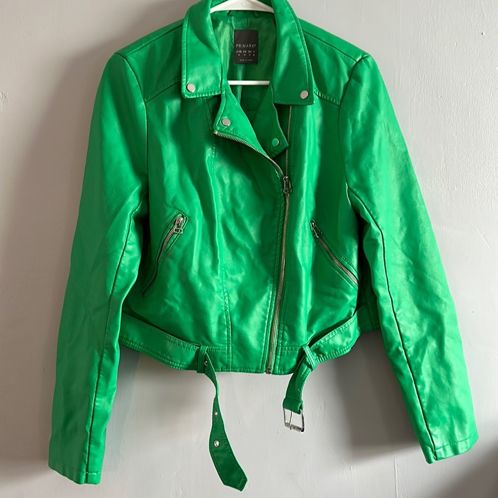 Very cute green leather jacket! Great for a nice chill summer night! Or Anytime!